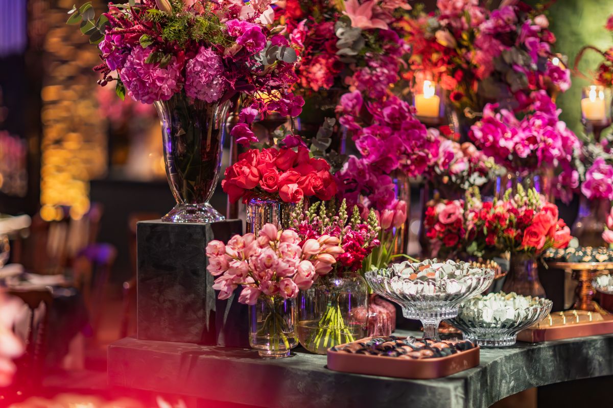 Decoração floral com velas para eventos