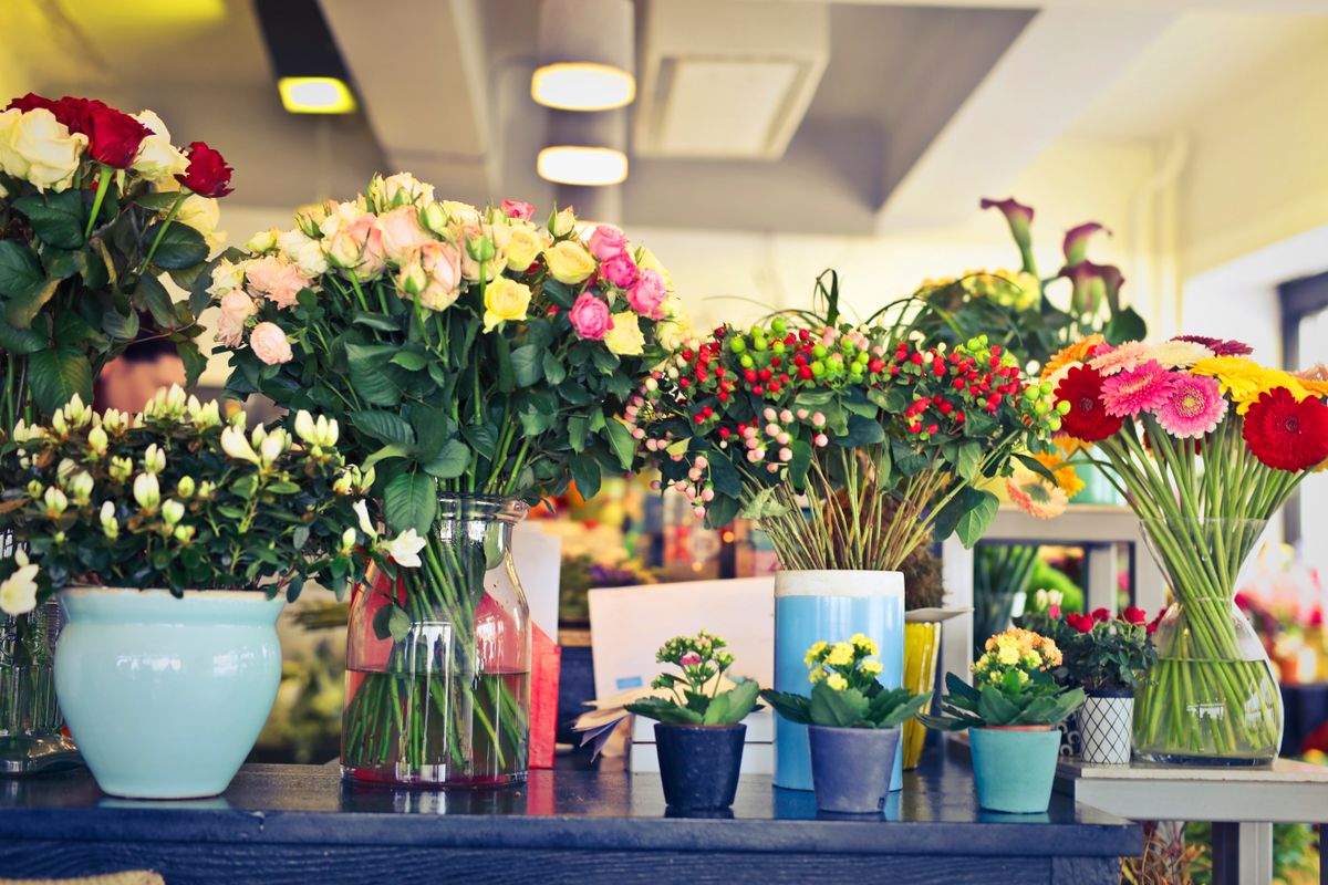 Fachada da floricultura com arranjos em vasos