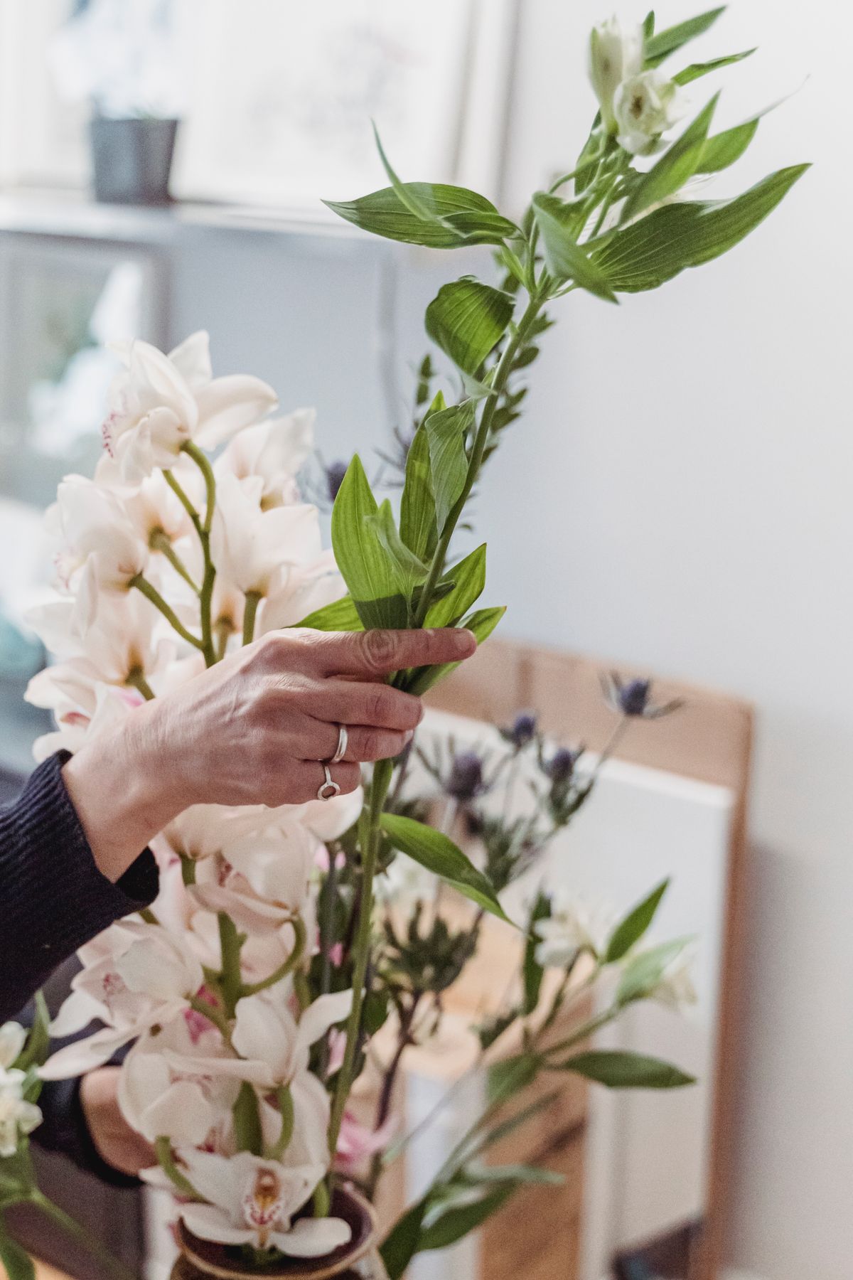 Florista arrumando um arranjo de flores em vaso