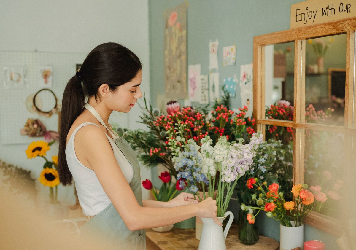 Florista preparando um buquê delicado