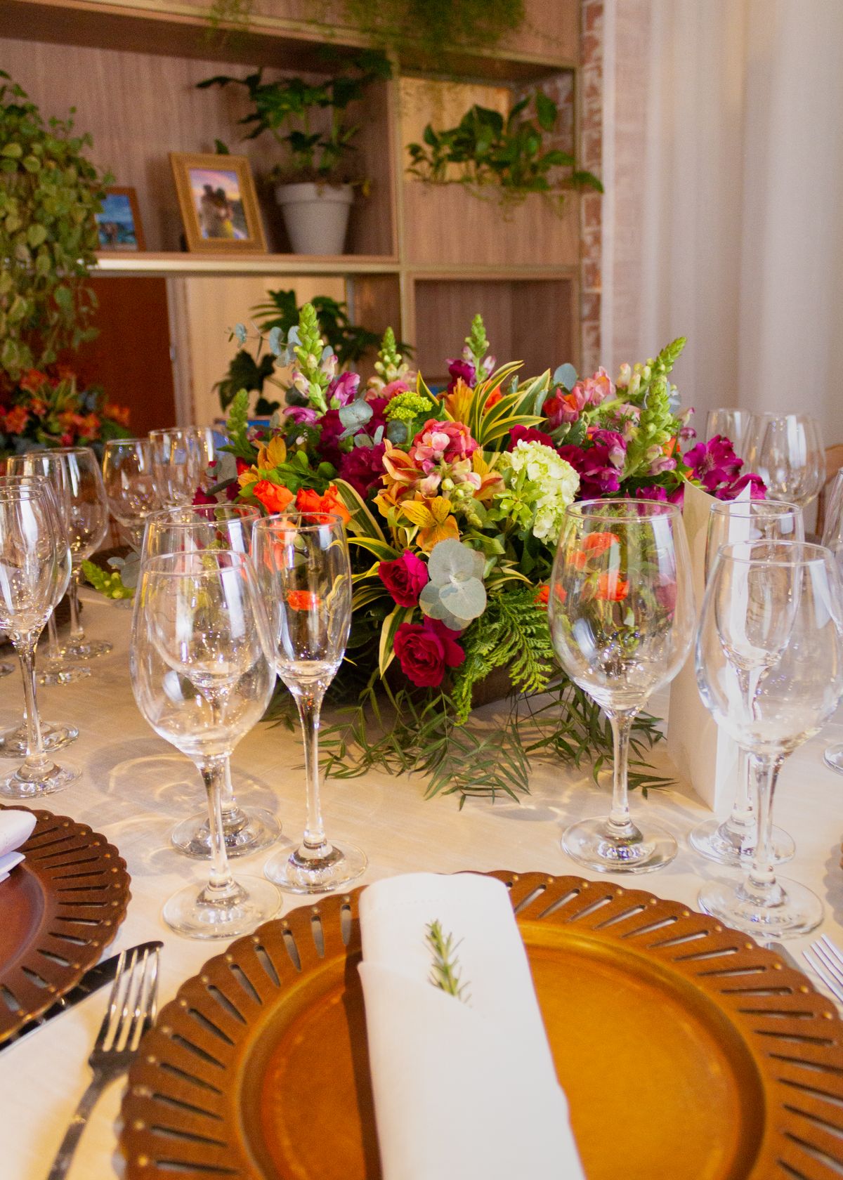 Centro de mesa decorado com arranjo florais