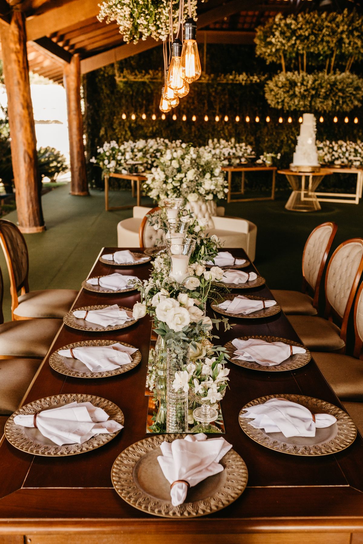 Mesa de evento decorada com arranjos florais