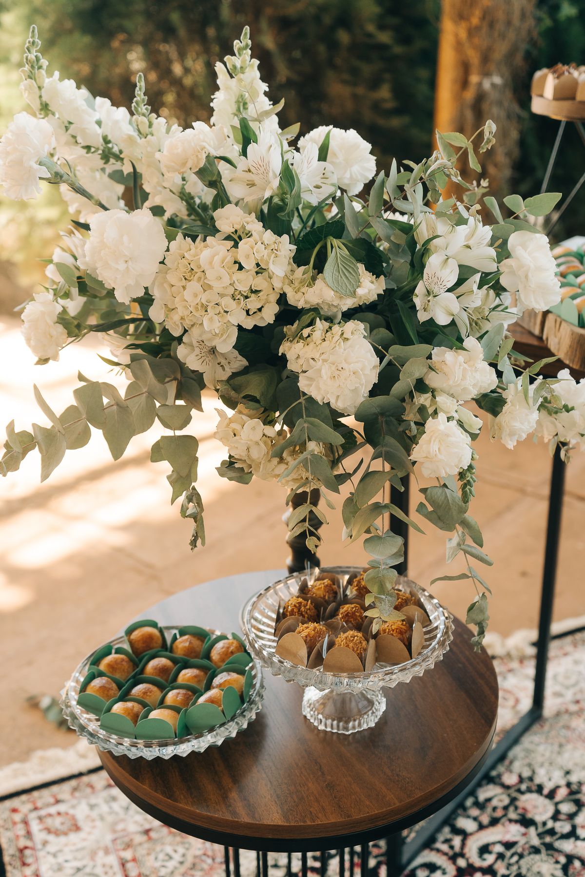 Flores e doces montados como presente especial